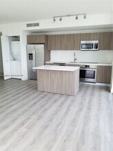 201 SW 17th Rd, Unit 606 in Miami, FL - Foto de edificio - Building Photo