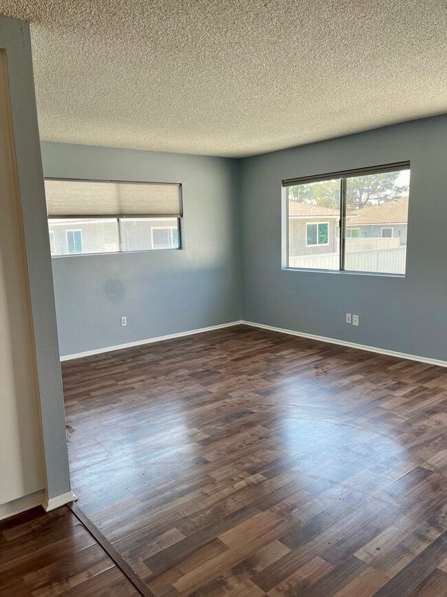 28167 Robin Ave in Santa Clarita, CA - Foto de edificio - Building Photo