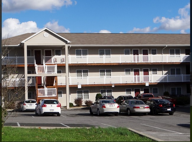 Falconcrest in Fairmont, WV - Foto de edificio - Building Photo