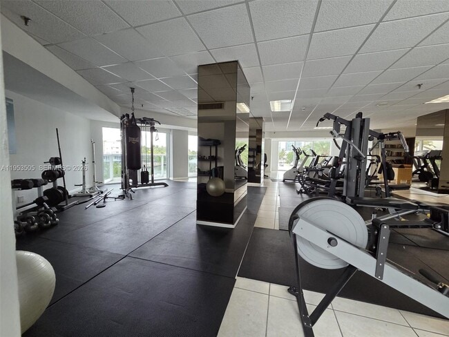 2401 Collins Ave in Miami Beach, FL - Building Photo - Building Photo