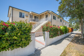 11633 Burbank Blvd in North Hollywood, CA - Building Photo - Primary Photo