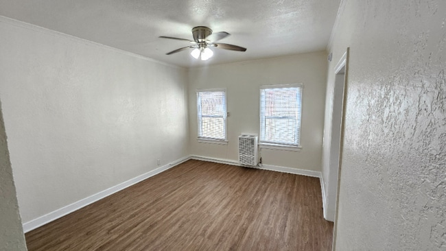 1185 E Vernon Ave in Los Angeles, CA - Foto de edificio - Building Photo