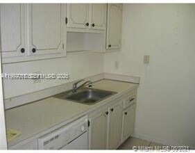 14301 N Kendall Dr in Miami, FL - Building Photo - Building Photo