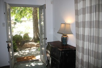 1741 Coldwater Canyon Dr in Beverly Hills, CA - Foto de edificio - Building Photo