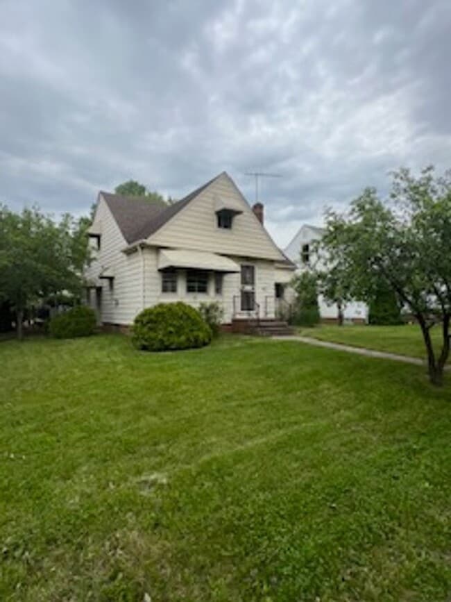 871 E 232 St in Euclid, OH - Building Photo - Building Photo