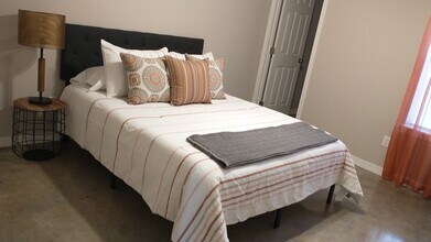 130 Bayou Oaks Dr in Monroe, LA - Foto de edificio - Building Photo