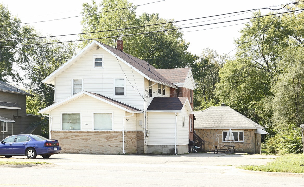 2345 Cedar St in Holt, MI - Building Photo