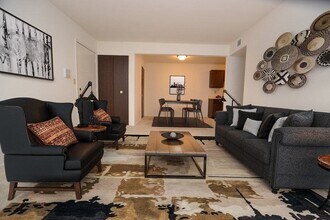 Fox Pointe Apartments in East Moline, IL - Building Photo - Building Photo