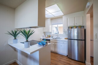 Sundale in Fremont, CA - Building Photo - Interior Photo