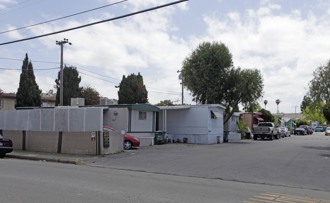 Del Rio Mobile Home Park in San Leandro, CA - Building Photo - Building Photo