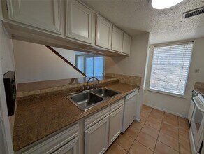 8560 Park Ln in Dallas, TX - Foto de edificio - Building Photo