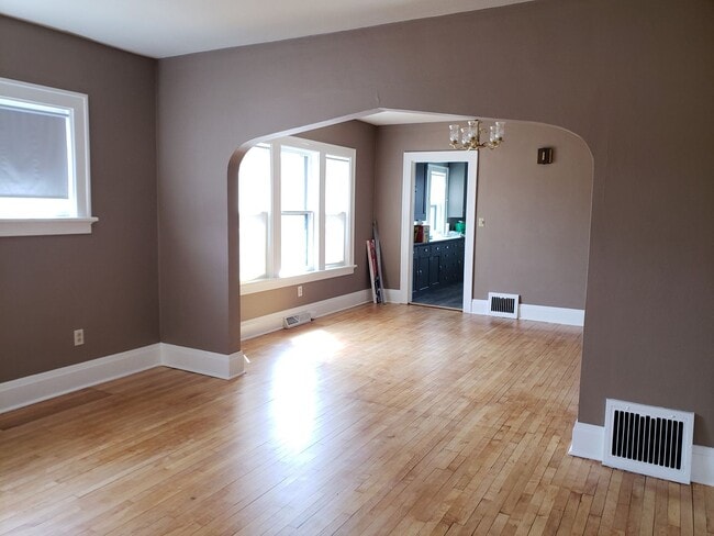 property at 809 W Thomas St