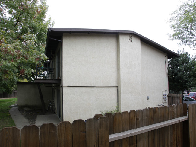 1401 Drake Dr in Davis, CA - Foto de edificio - Building Photo