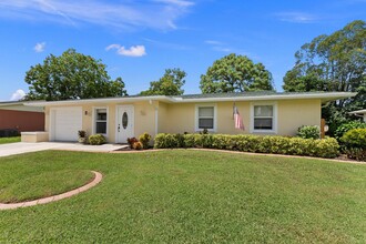 486 NE Solida Cir in Port St. Lucie, FL - Foto de edificio - Building Photo