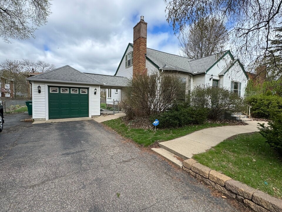 6324 Pillsbury Ave S in Minneapolis, MN - Foto de edificio
