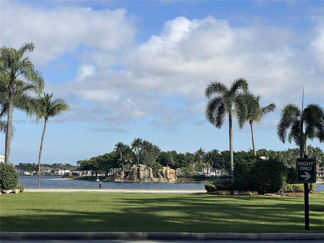 10720 NW 66th St in Doral, FL - Building Photo - Building Photo