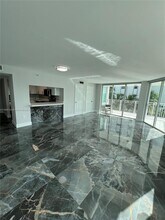 18000 N Bay Rd, Unit #204 in Sunny Isles Beach, FL - Foto de edificio - Building Photo