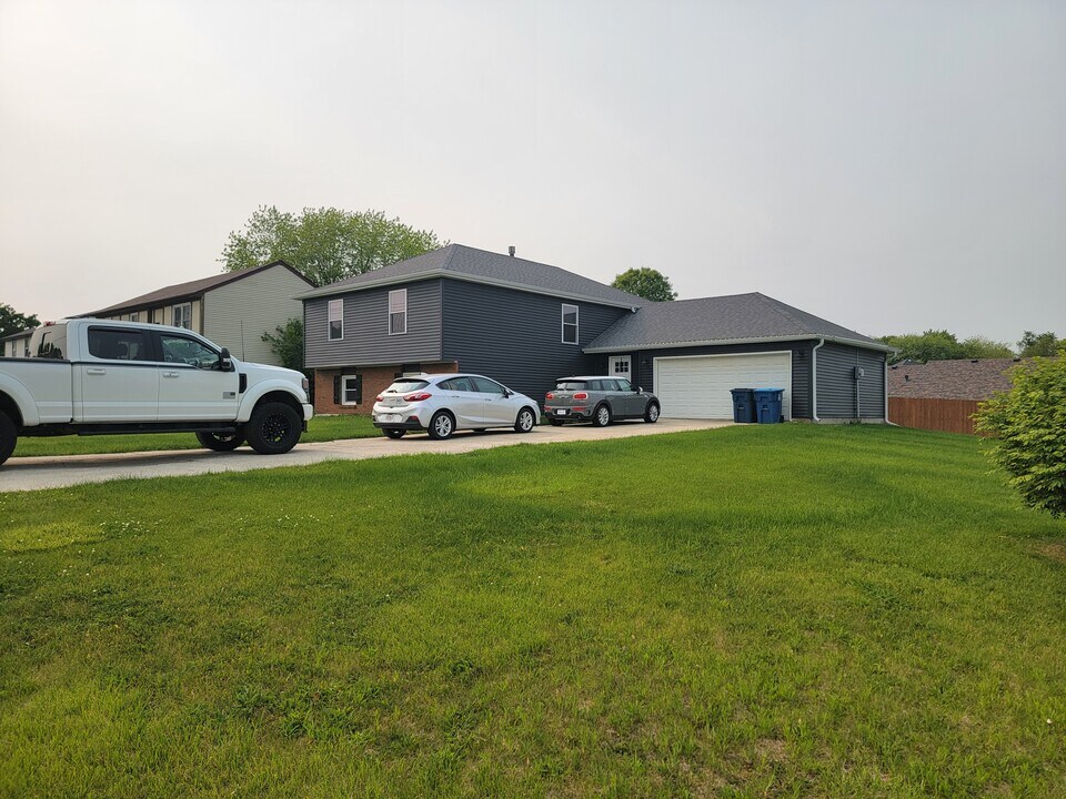 235 W 550 N in Valparaiso, IN - Building Photo