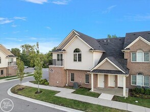 2826 Barrington Square, Unit 2o in Auburn Hills, MI - Building Photo - Building Photo