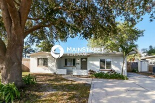 121 Sunlit Cove Dr NE in St. Petersburg, FL - Building Photo