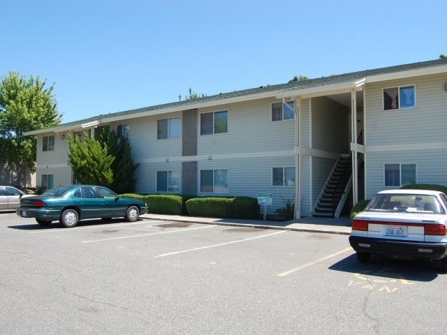 Pinecrest Apartments in Pasco, WA - Foto de edificio