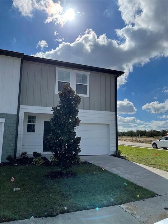 476 Madison Dr in Davenport, FL - Building Photo