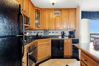 3930 N Pine Grove Ave in Chicago, IL - Building Photo - Building Photo