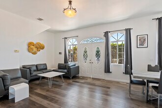 5742 Vineland Ave, Unit 1 in North Hollywood, CA - Building Photo - Building Photo