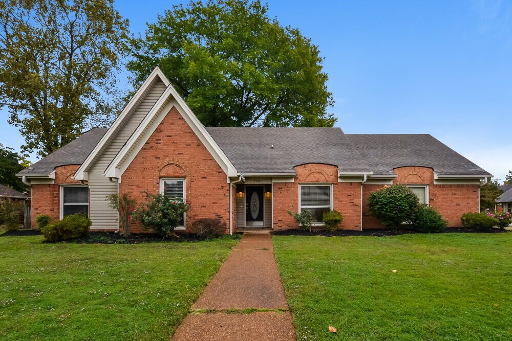 1960 Maple Creek Dr in Memphis, TN - Building Photo