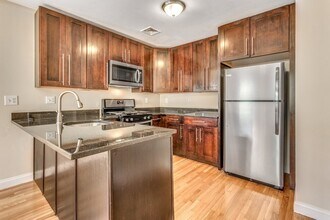 51 Colonial Ave, Unit 2 in Boston, MA - Foto de edificio - Building Photo