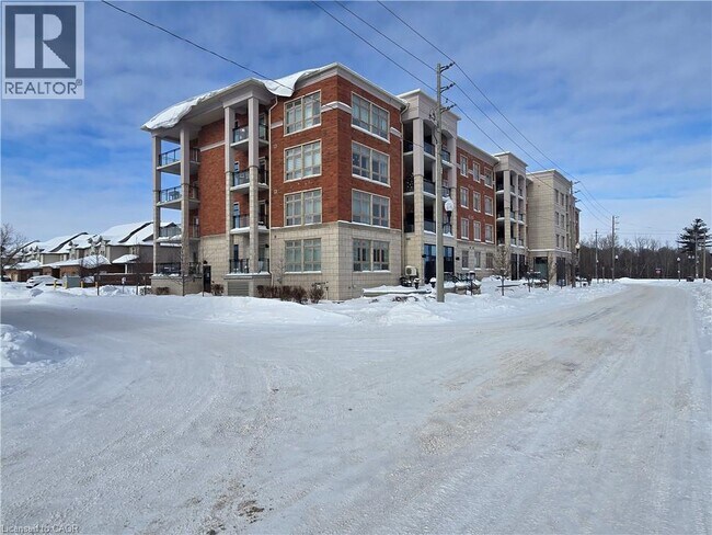 195 Commonwealth St in Kitchener, ON - Building Photo - Building Photo