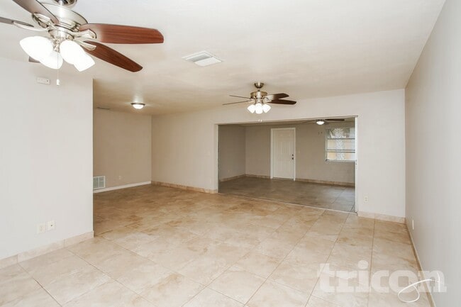 6338 21st St N in St. Petersburg, FL - Foto de edificio - Building Photo