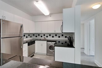 1500 Bay Rd, Unit N-0807 in Miami Beach, FL - Building Photo - Building Photo