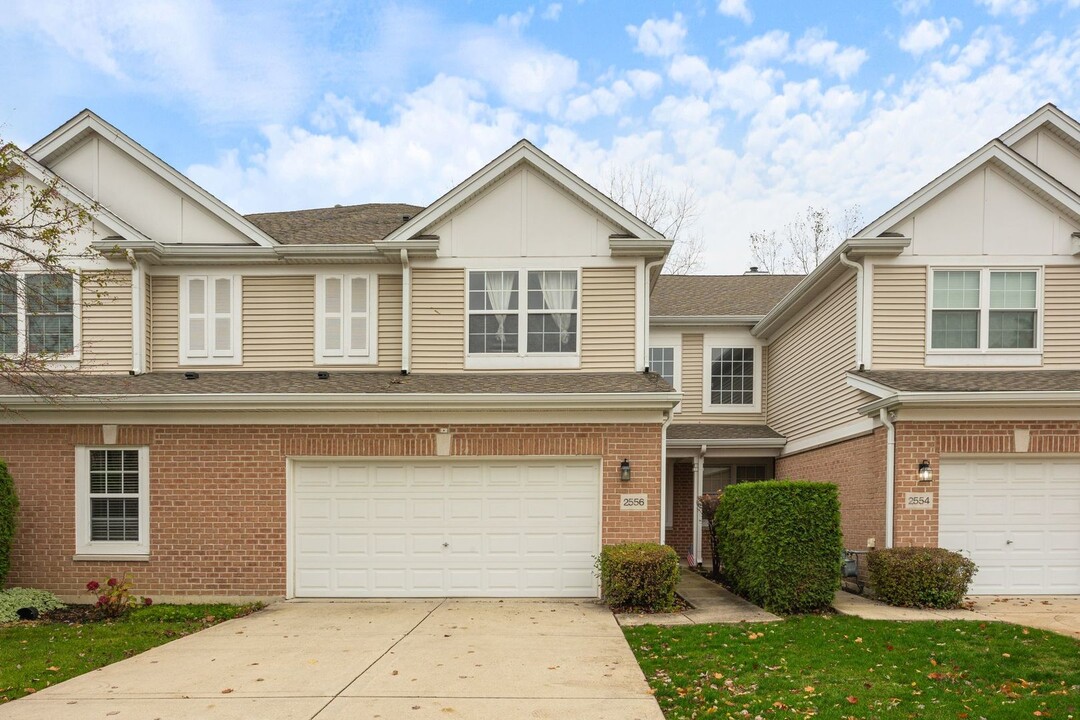 2556 Camberley Cir in Westchester, IL - Foto de edificio