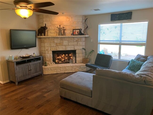 4204 Bob Wire Rd in Spicewood, TX - Building Photo - Building Photo