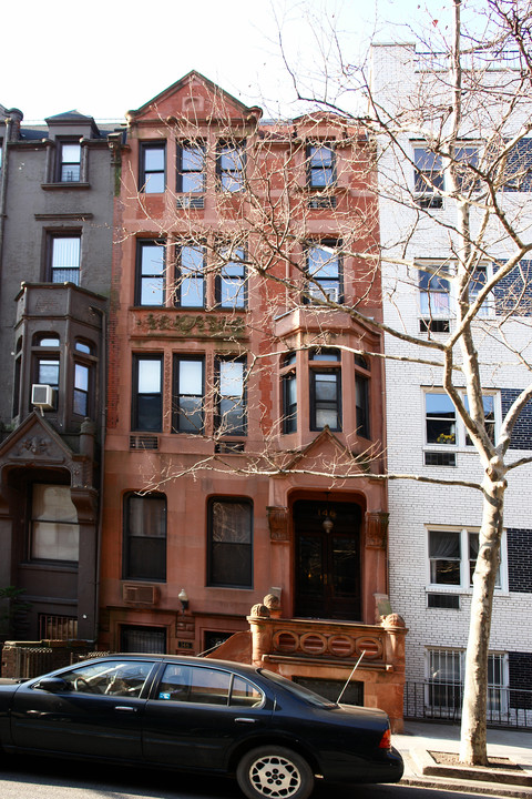 146 W 74th St in New York, NY - Building Photo