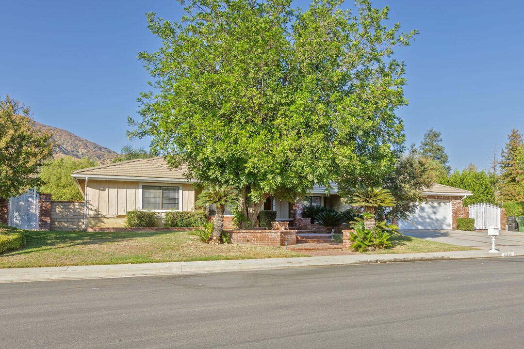 13840 Woodcock Ave in Los Angeles, CA - Foto de edificio