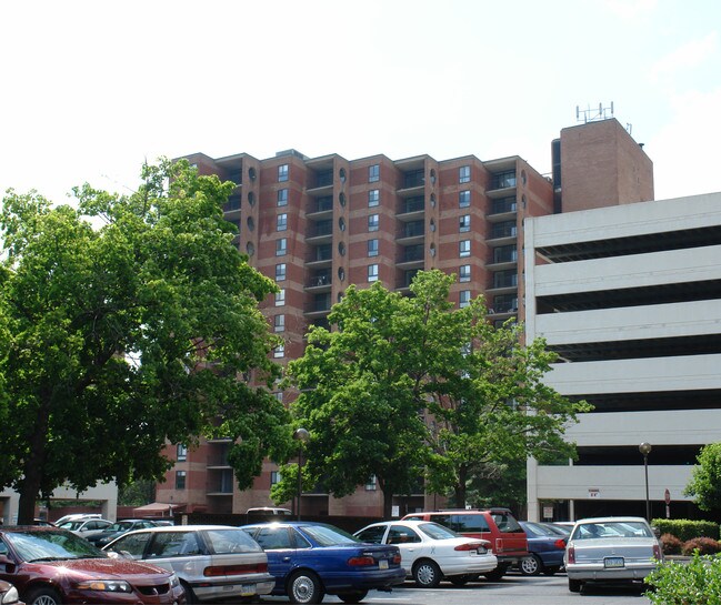 University Towers On Main in Wilkes-Barre, PA - Foto de edificio - Building Photo