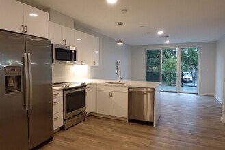 68 Los Angeles St, Unit 107 in Newton, MA - Building Photo - Building Photo