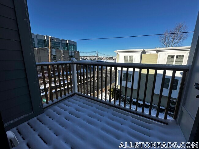 157 Everett St in Boston, MA - Foto de edificio - Building Photo