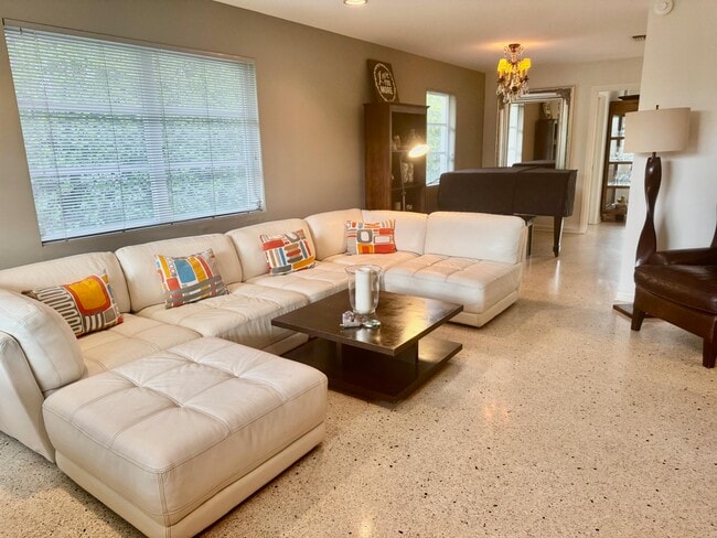 321 E Lakewood Rd in West Palm Beach, FL - Building Photo - Building Photo