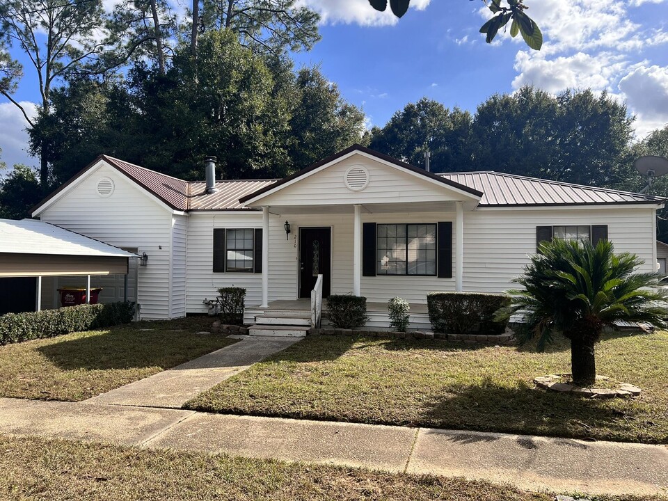 210 E 2nd Ave in Crestview, FL - Foto de edificio
