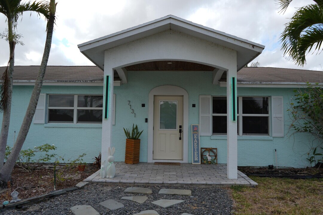 7131 Oakmont Dr in Greenacres, FL - Building Photo