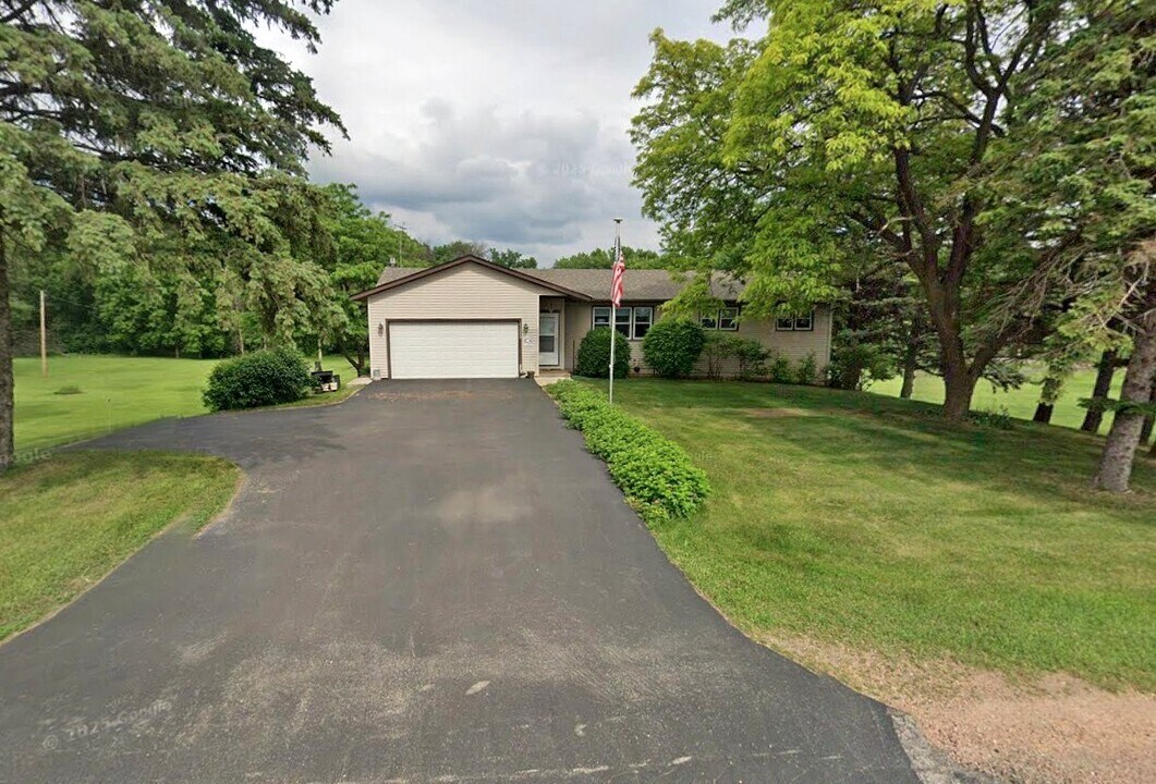 11260 Fernbrook Ln N in Osseo, MN - Building Photo