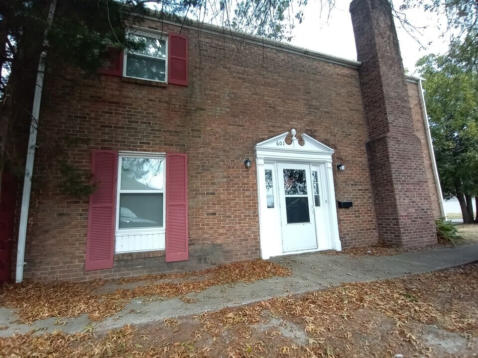 601 Lake Edward Dr in Virginia Beach, VA - Building Photo