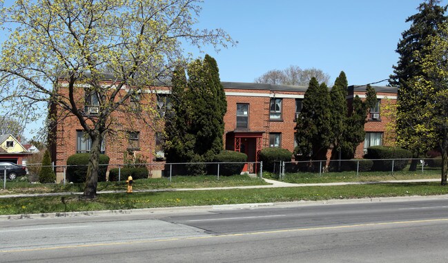 572-594 Trethewey Dr in Toronto, ON - Building Photo - Building Photo