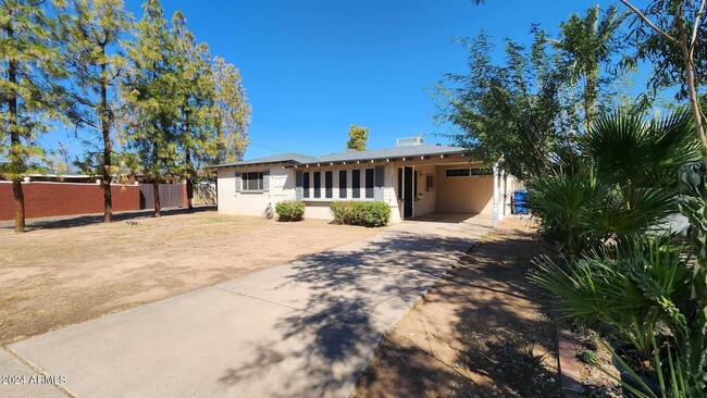 2433 N 37th St in Phoenix, AZ - Foto de edificio - Building Photo