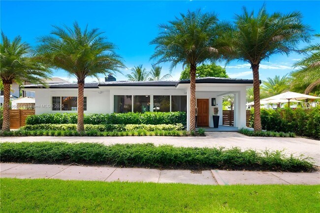 2575 Pine Tree Dr in Miami Beach, FL - Building Photo - Building Photo