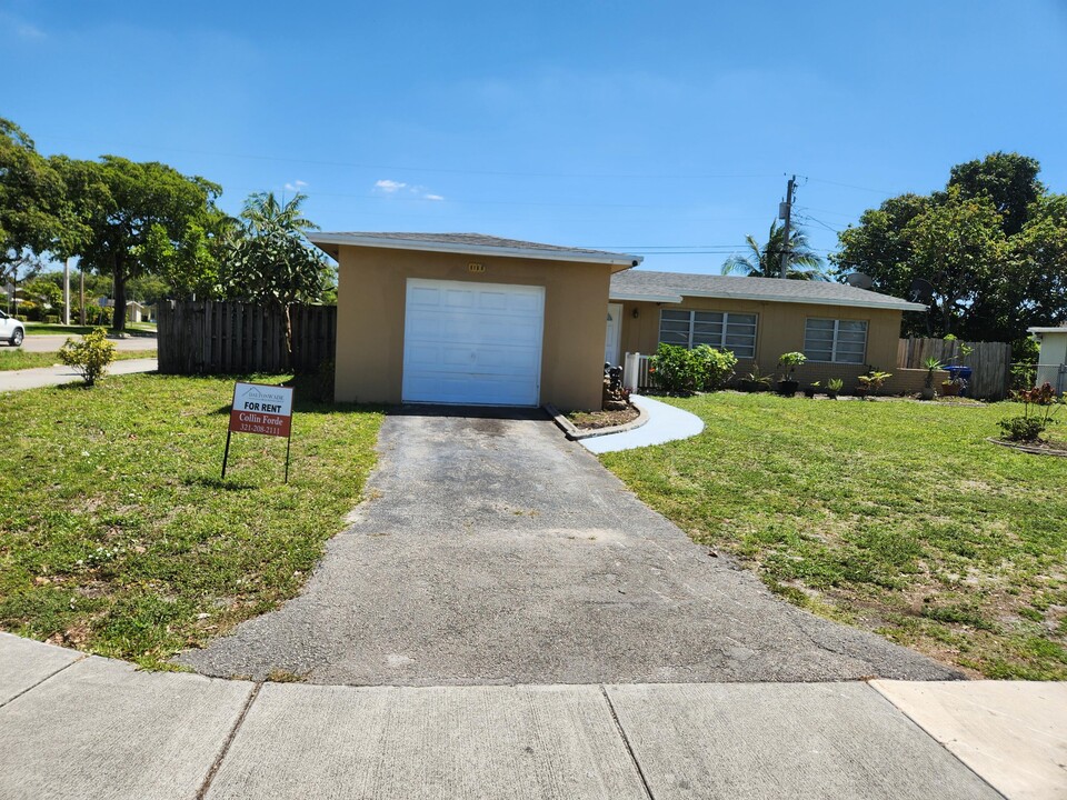6100 NW 19th St in Sunrise, FL - Building Photo