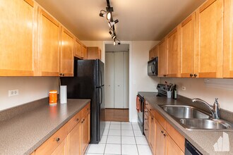 655 W Irving Park Rd, Unit 1501 in Chicago, IL - Building Photo - Building Photo